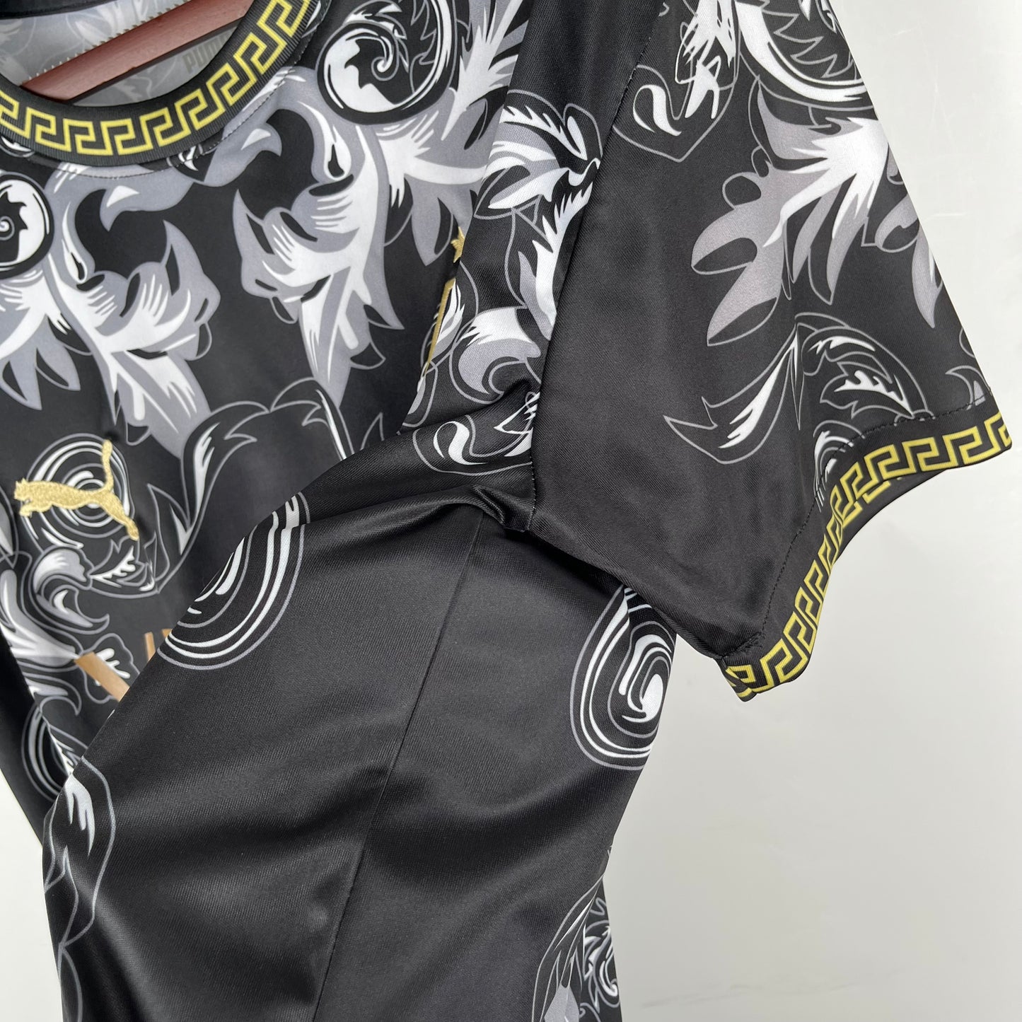 Camiseta Clásica Italia Versace Negro 2023