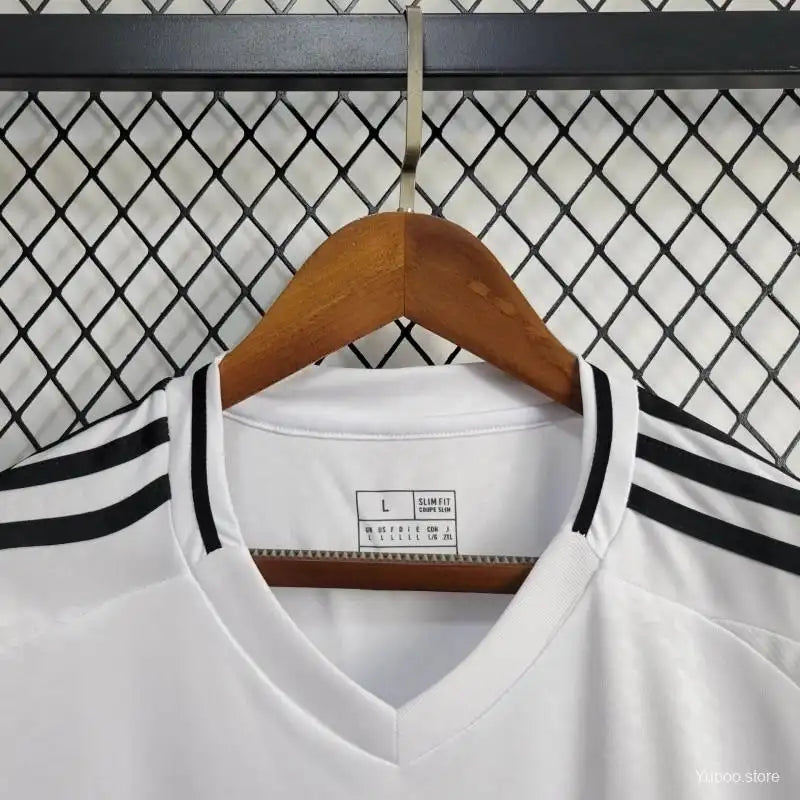 Camiseta Clásica Real Madrid Parches + Inscripción 2024-25