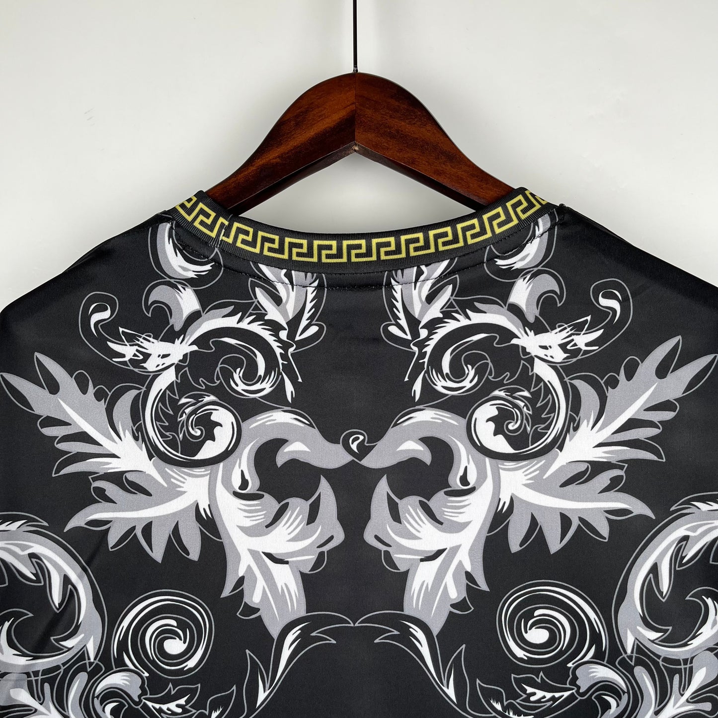 Camiseta Clásica Italia Versace Negro 2023