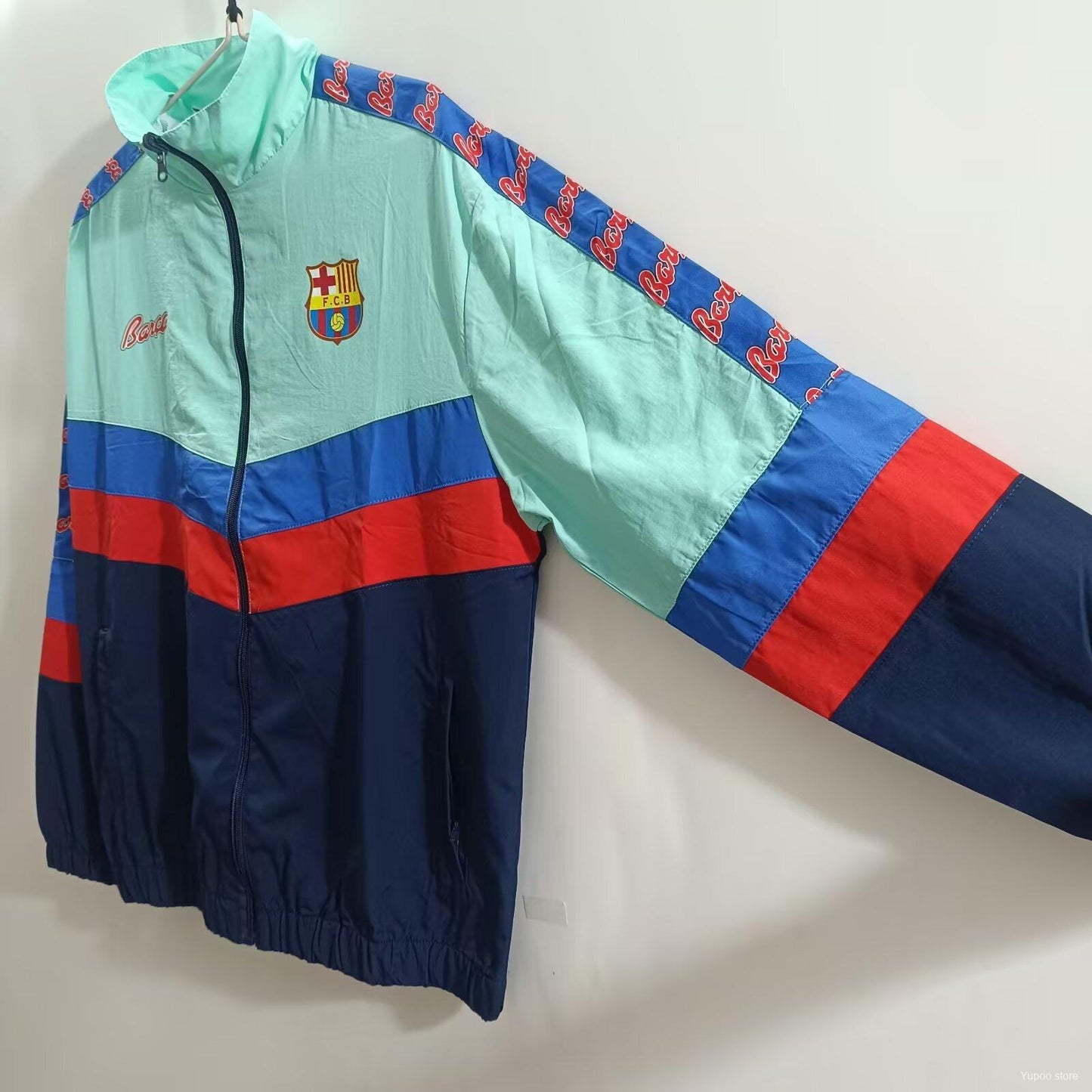 Chubasquero Retro Años 90 Barcelona